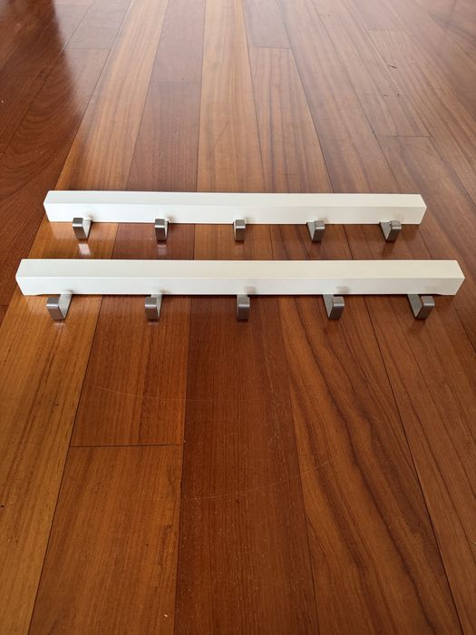 Cabides de parede tjusig do ikea e prateleira de parede Riba