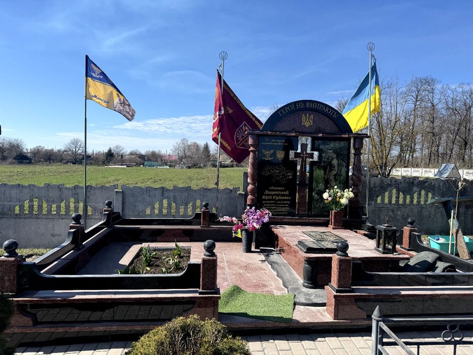 Гранітні пам'ятники