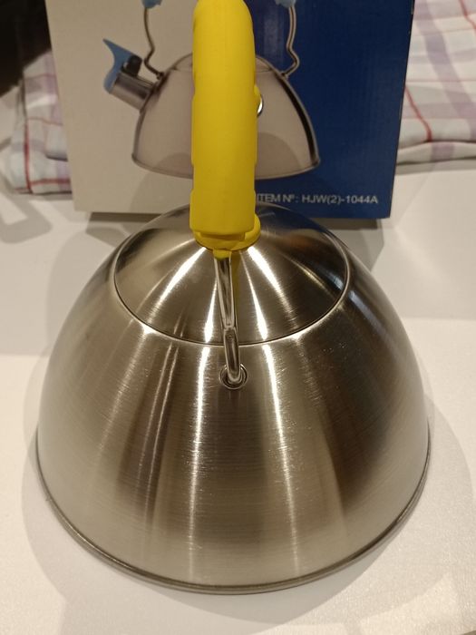 Chaleira inox com pega de borracha amarela