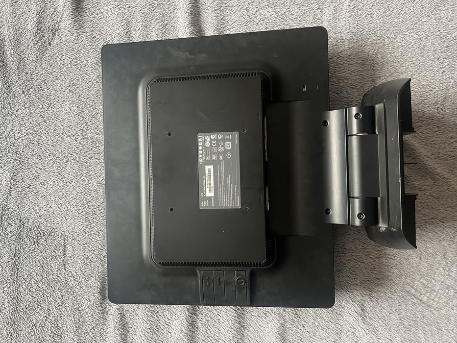 Monitor LCD Hyundai 17"