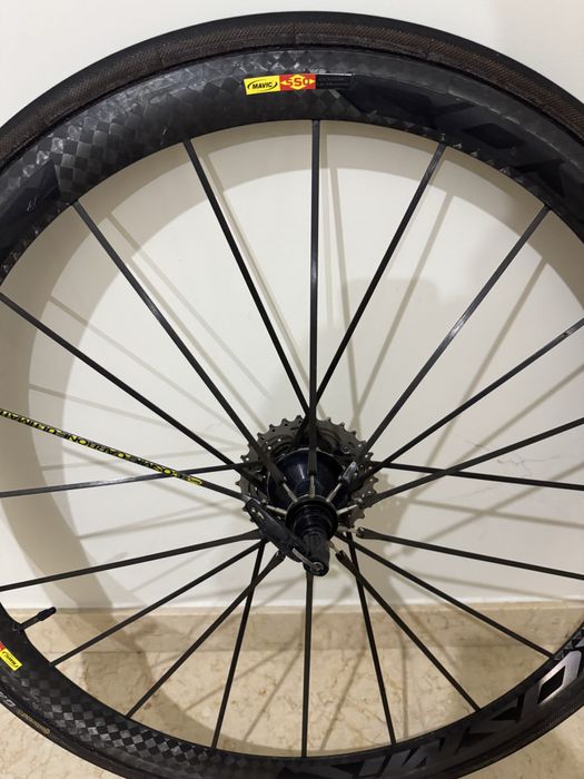 Rodas Mavic Carbono Estrada de 40 mm.