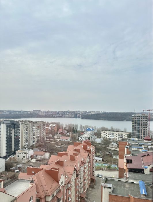 Продаж 2км квартири з виглядом на озеро, вул. Нечая