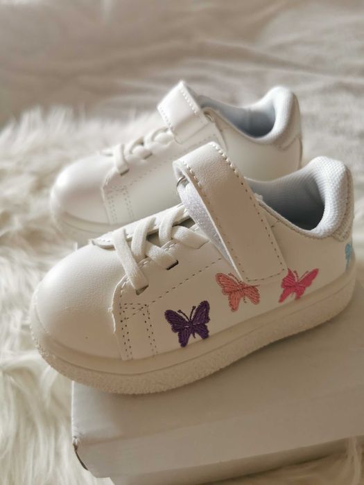 Białe dziecięce sneakersy