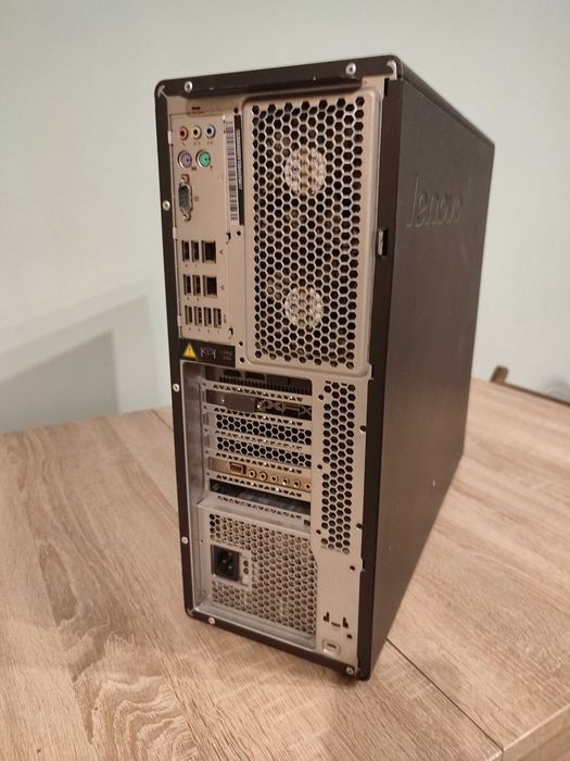 Lenovo ThinkStation P700 - 2 x Xeon / 32GB ECC Ram / Radeon R580