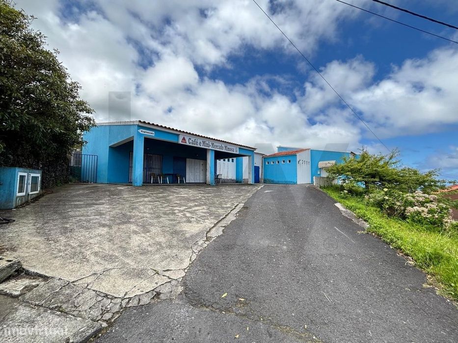 Vende-se estabelecimento comercial constituído por café e mercearia.