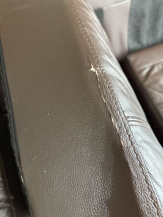 Sofá-cama de canto em pele castanha –  cama nunca usada