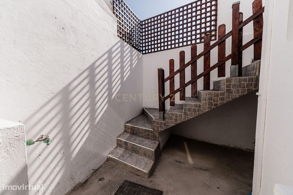 Moradia T3 com Terraço e Vista Mar em Santa Cruz, Lagoa