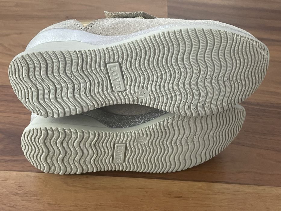 Sapatos/sapatilhas douradas e bege criança