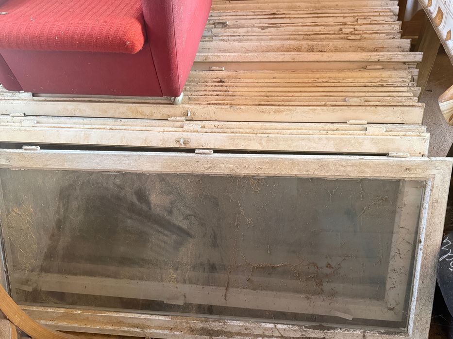 Okna drewniane z szybami