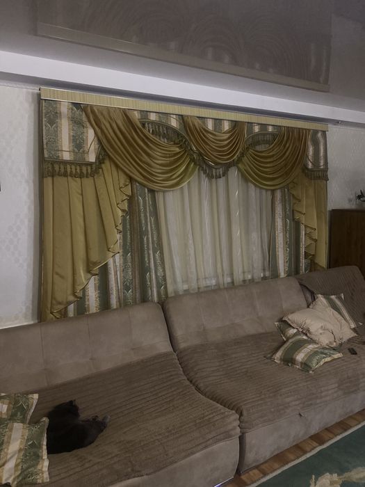 Штори на два вікна . Шість декоративних наволочок.