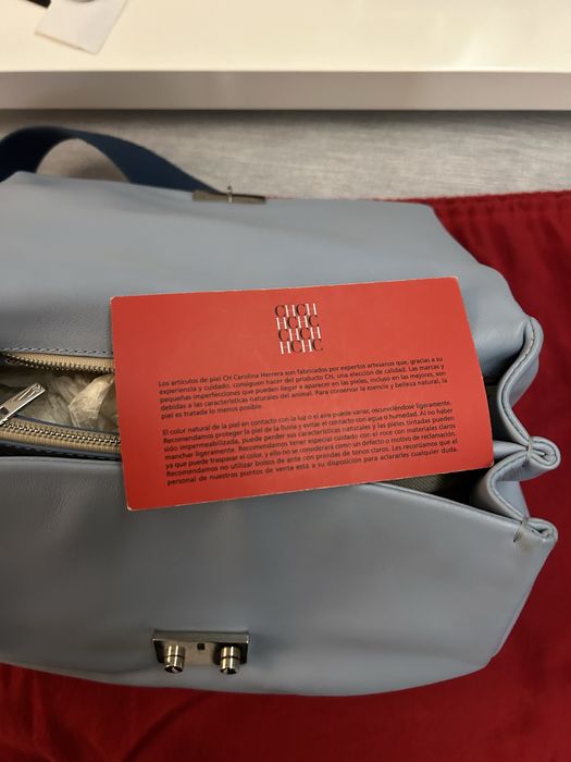 Mala Carolina Herrera em pele