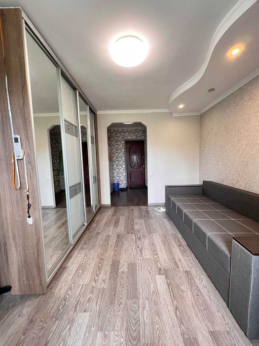 Продам велику 18,7м.кв. кімнату з ремонтом в гуртожитку біля м.Лісова і Чернігівська. ТЕРМІНОВО