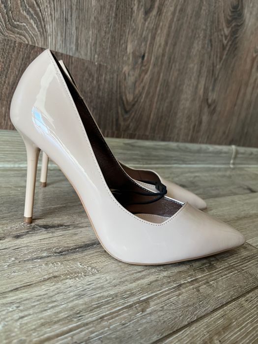 Туфли бежевые лаковые Zara