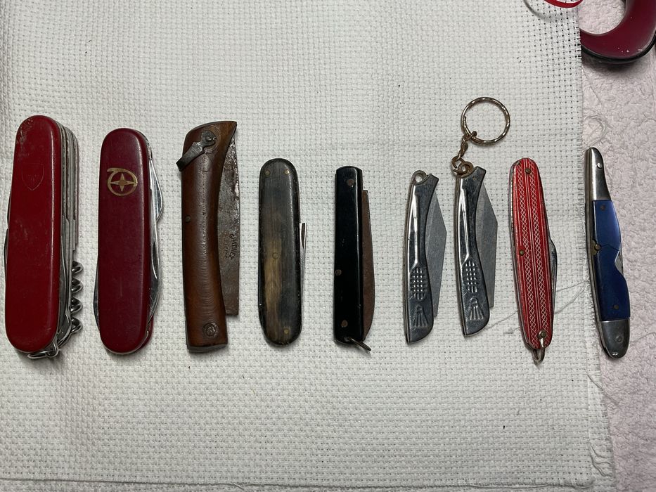 Nove canivetes de diferentes marcas, um é suiço Victorinox