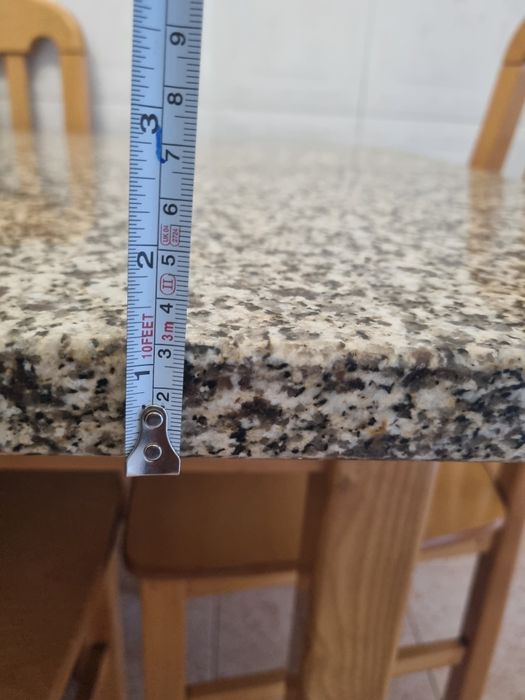 Mesa de jantar de madeira e granito com 6 bancos