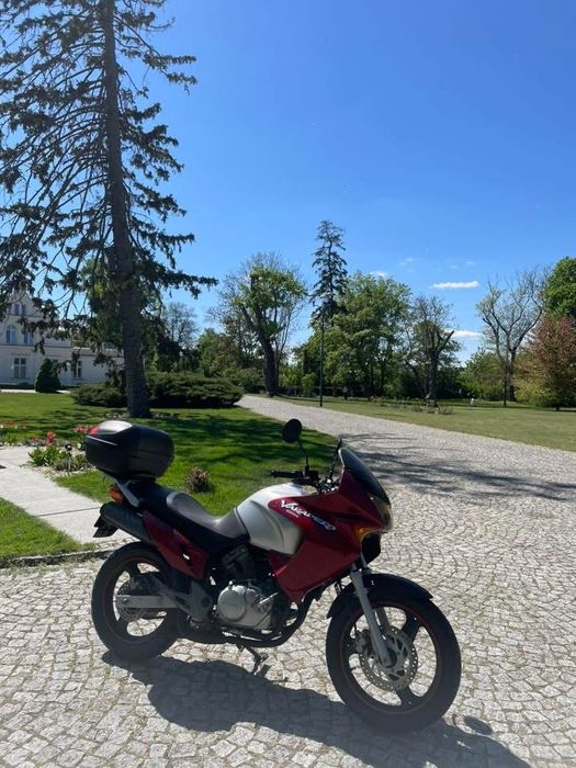 Kufer awina na motocykl dwa kaski