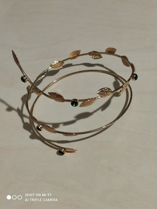 Спіральний браслет на плече (arm cuff).
