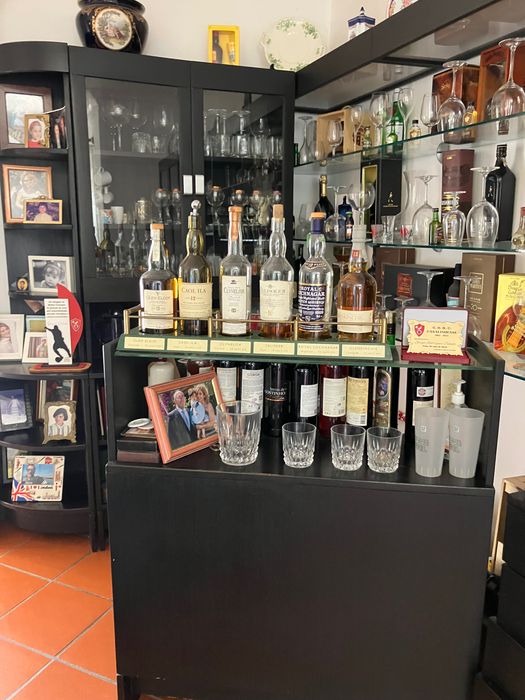Mobília de casa de jantar completa.