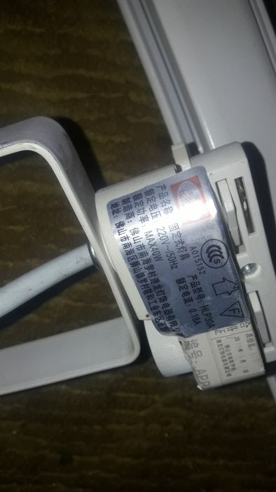 Трекові 3х фазні накладні світільніки.