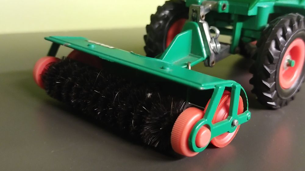 Gama traktor Deutz Fahr plus zamiatarka jak siku Britains 1 32