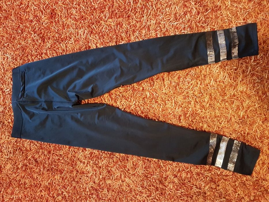 PORTES GRÁTIS - Leggings Desportivas Pretas com Riscas Douradas(Nr36)