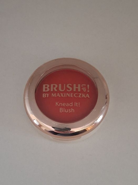 Róż do policzków Brush up by Maxineczka knead it 01 coral fever