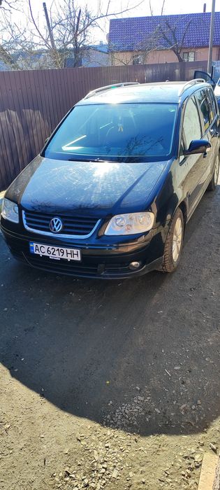 Автомобіль Фольксваген тауран автомат