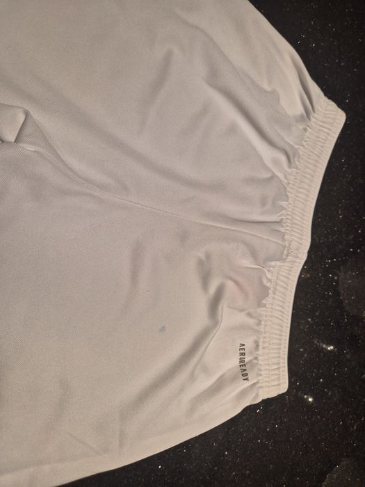 Białe krótkie spodenki Adidas 152 szorty