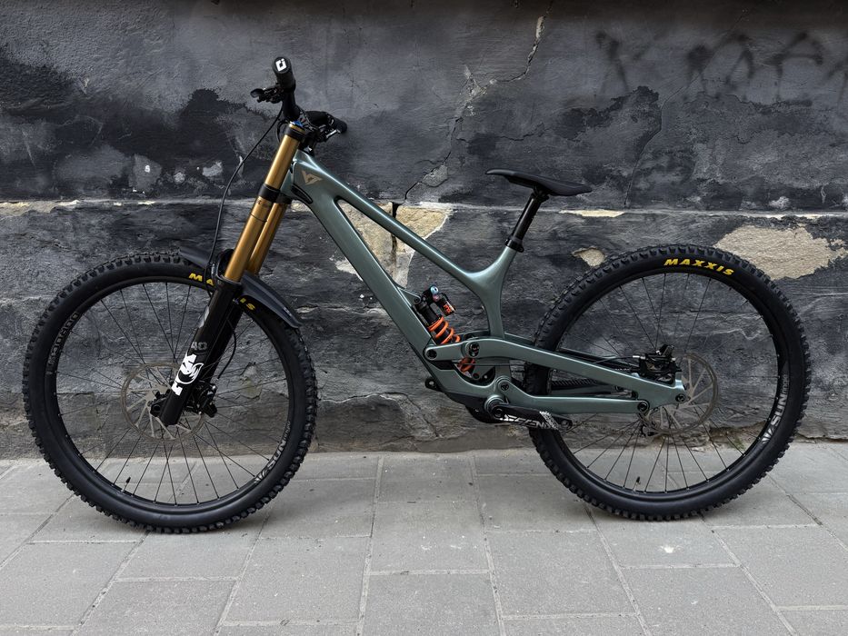 YT Tues 2024 29’ fox40 dhx sram code slv gx carbon