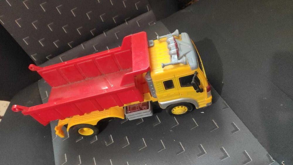 Продам детскую машинку самосвал.