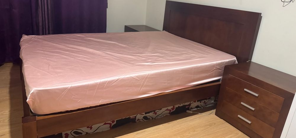 cama de casal com dois criados de madeira