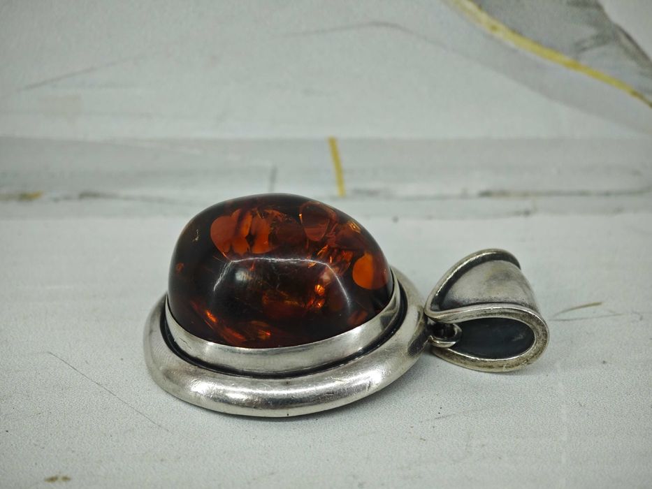 Zawieszka ze srebra próby 925 z bursztynem 21,73g