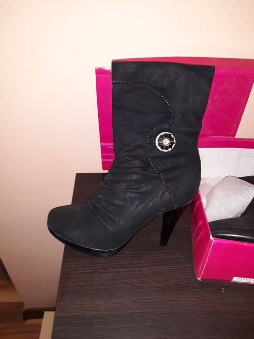 Sprzedam nowe damskie buty rozm.40