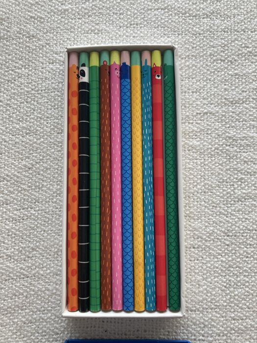 Conjunto de lápis de cor em caixa