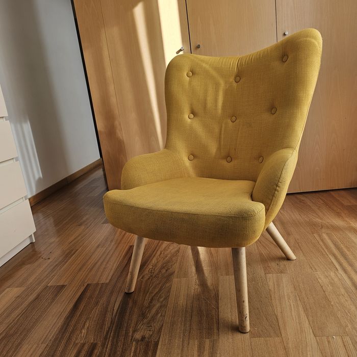 Poltrona em tecido amarelo