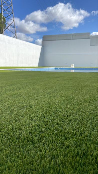 Instalação de relva artificial e limpeza de terrenos