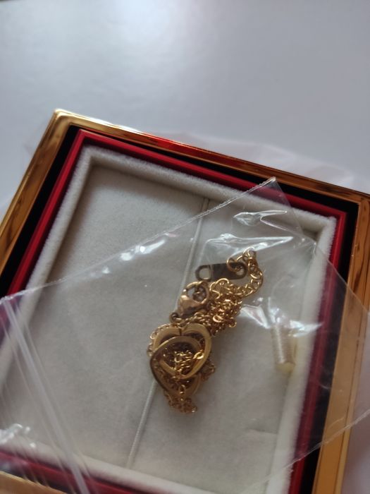 Caixa com rosa e colar