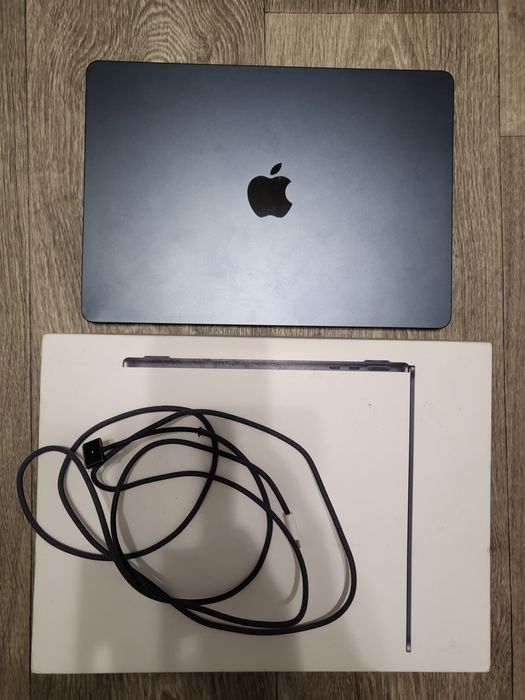 Macbook Air 13 2024 M3 8/256gb