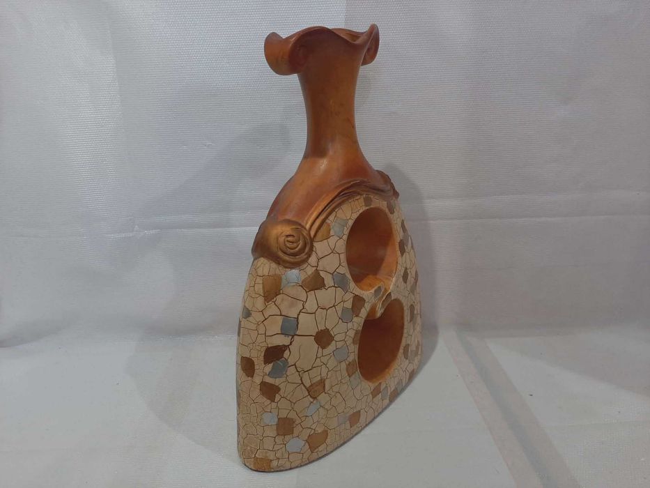 Pięknie zdobiony wazon ceramiczny