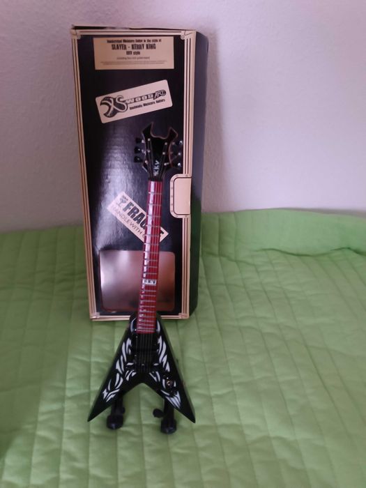 Guitarra em miniatura