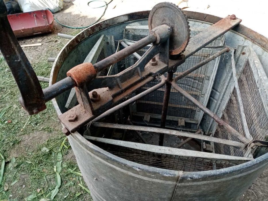 Медогонка 4-х рамкова з поворотом касет