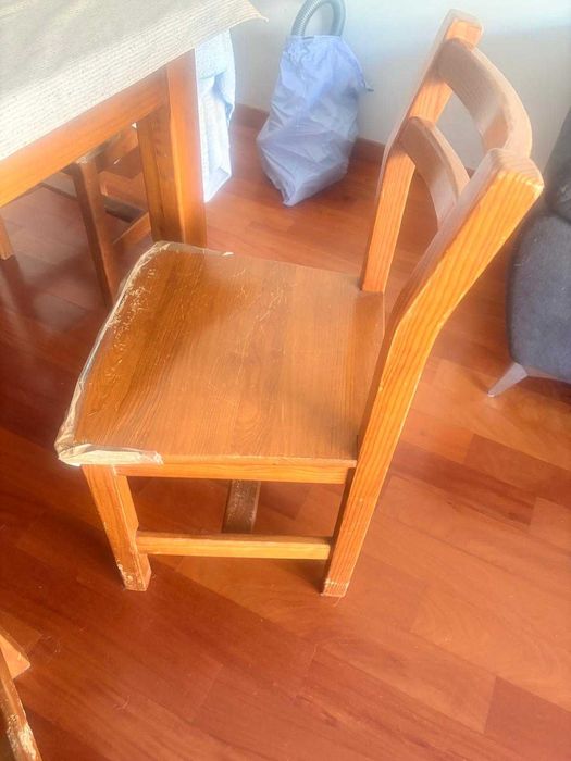 Móvel de sala, mesa e cadeiras