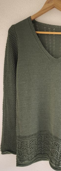 Camisola, verde azeitona, em malha fria, italiana.