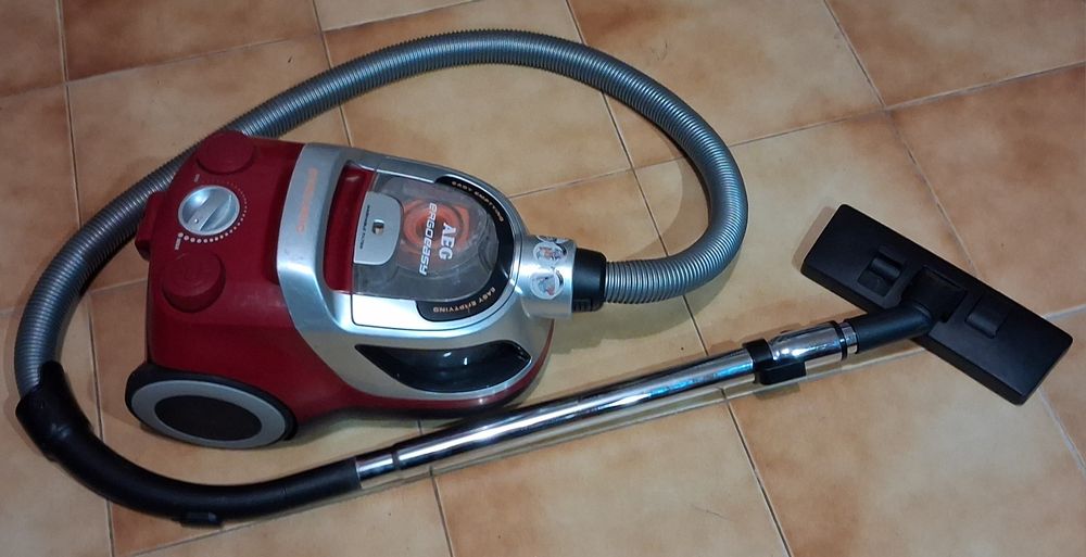 Aspirador AEG em bom estado