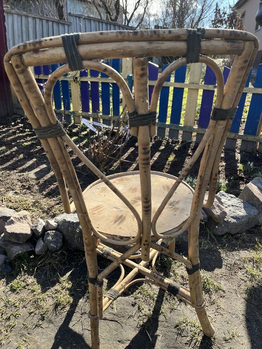 Старинний стілець з дерева