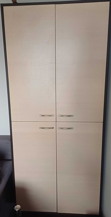 Szafa w modnym kolorze solidnie wykonana .