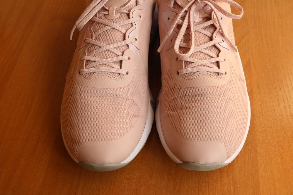 Кросівки жіночі бежеві Nike Renew run comfort footbed, р. 41-41,5