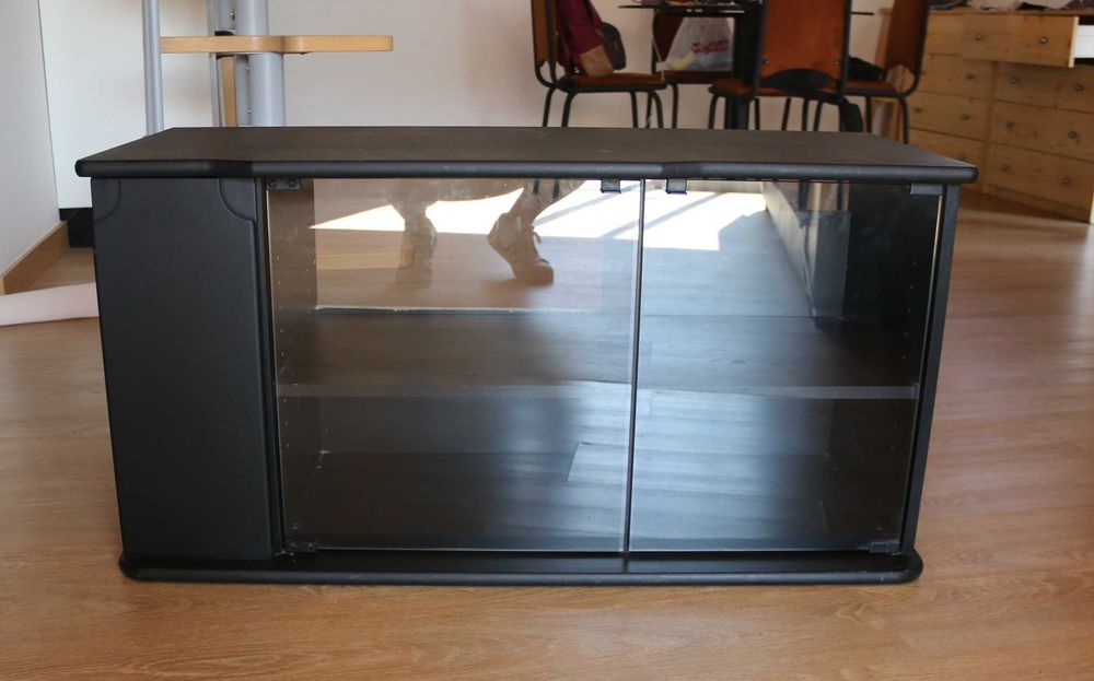 Móvel de TV - Preto com 2 portas em vidro (em bom estado)