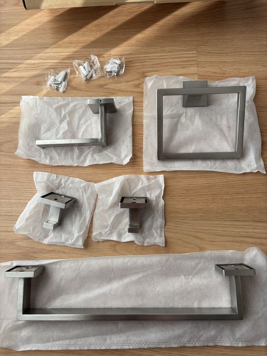 Conjunto toalheiros 5 peças, novos