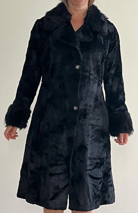 Casaco vintage preto gola e mangas em pelo